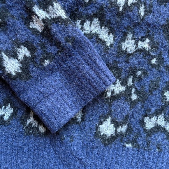 Athleta Hawthorn Textured Crew Sweater Womens Size Small Blue Leopard Print‎ - Picture 3 of 14